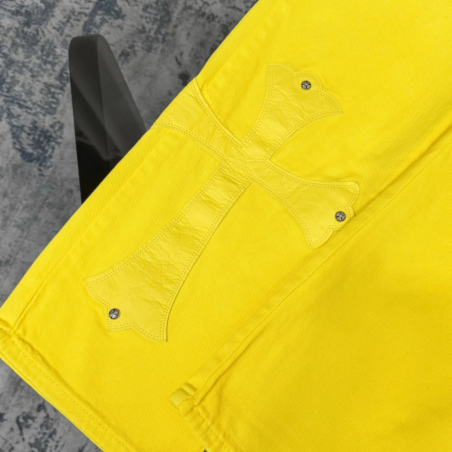 P280 Chrome hearts CH Fan Chengcheng's same style New York limited large leather label dopamine yellow jeans Special Italian cowhide printed and cut Customized sheepskin three-layer thick thread leather The whole body is spliced in heavy water washing craftsman's hand-splashed ink You can see the details Three-dimensional cutting version Loose and comfortable, not picky about the figure Make you taller and slimmer Factory Seiko Original quality control Same style for men and women Can be matched with couples Versatile recommendation Necessary jeans for all seasons Color: lemon yellow Size: s m l xl